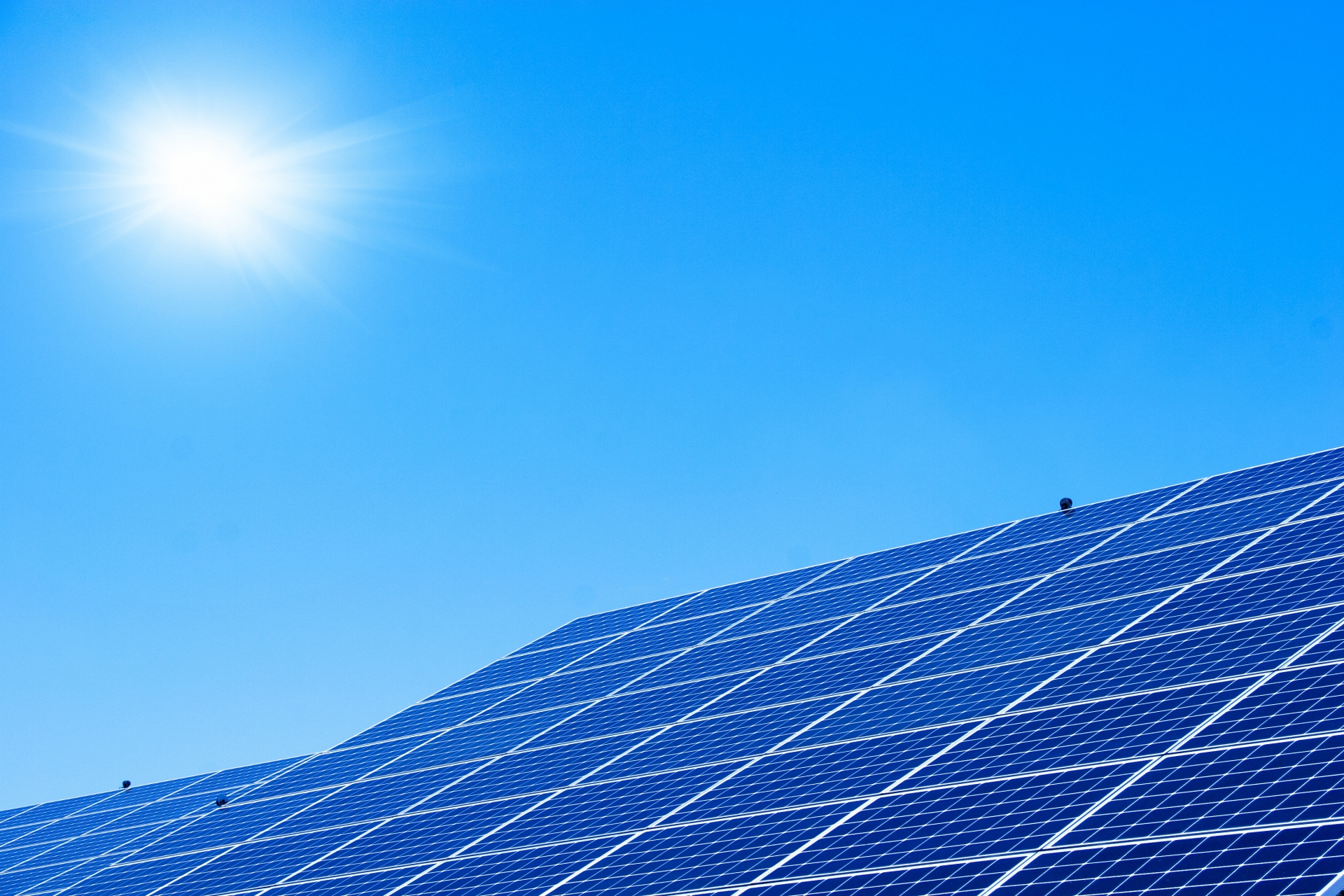 太陽光パネルが太陽に照らされている